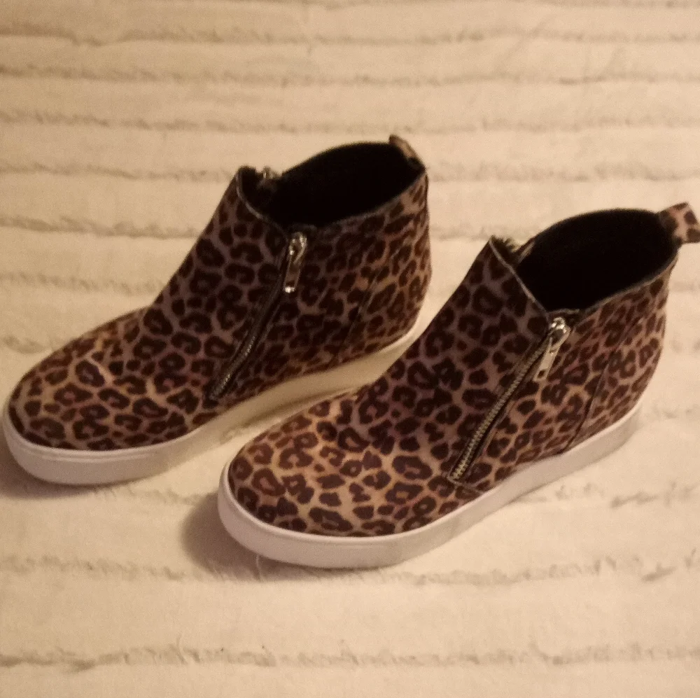 Soda wedgie sneaker size 7.5. (05) - Picture 3 of 11